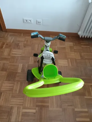 Triciclo verde con manillar de empuje