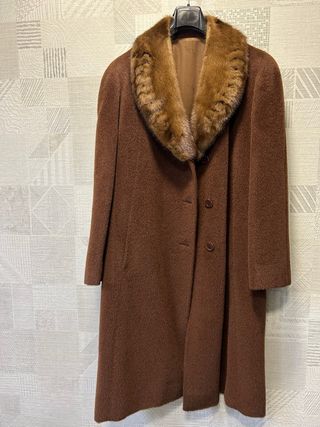 Abrigo de señora marrón con cuello de pelo