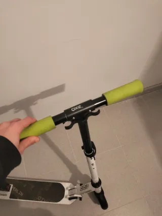 Patinete blanco y verde