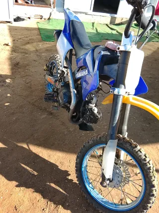 Moto de cross Yamaha azul