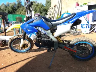 Moto de cross Yamaha azul