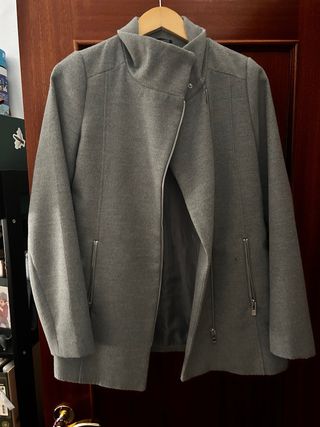 Chaquetón gris con cremallera asimétrica