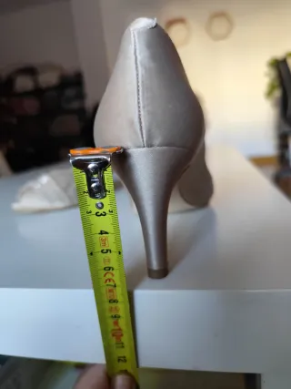 Zapatos salón nude adornos pedrería T.39