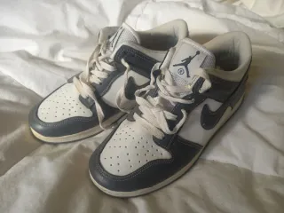 Zapatillas Jordan Grises y Blancas