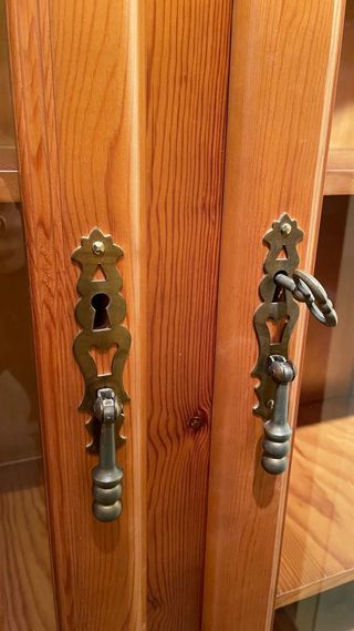 Armario de pino con puertas