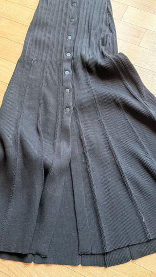 Vestido largo de punto negro, se ajusta suavemente