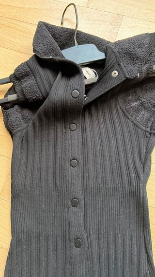 Vestido largo de punto negro, se ajusta suavemente