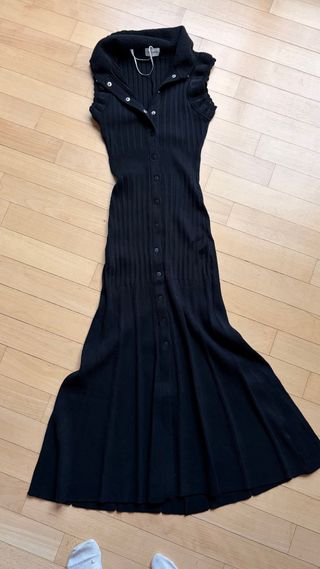 Vestido largo de punto negro, se ajusta suavemente
