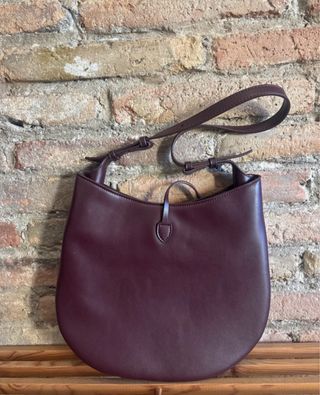Bolso de hombro burdeos con detalles dorados
