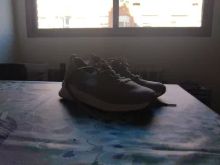 Zapatillas Ecoalf grises y blancas