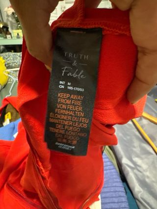 Mono rojo palabra de honor con cinturón