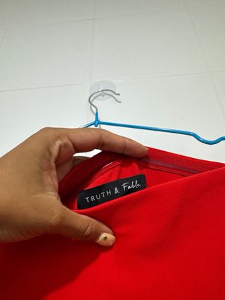 Mono rojo palabra de honor con cinturón