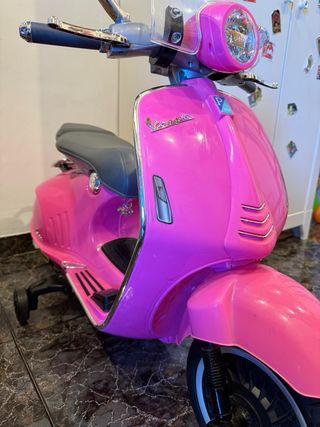 Moto eléctrica infantil Vespa rosa