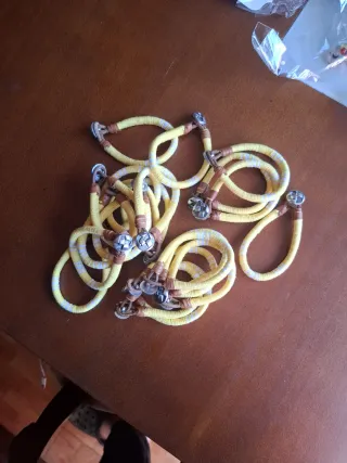 Pulseras amarillas con adornos