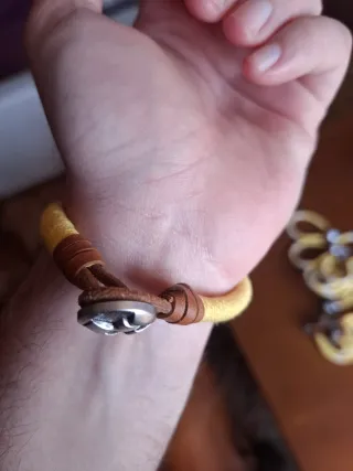 Pulseras amarillas con adornos