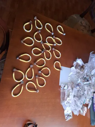 Pulseras amarillas con adornos