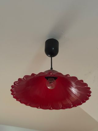 Lámpara de techo roja y negra