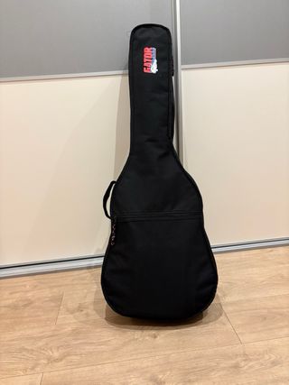 Guitarra española con funda y reposapiés poco uso