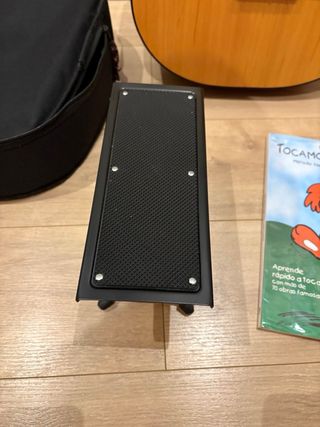 Guitarra española con funda y reposapiés poco uso