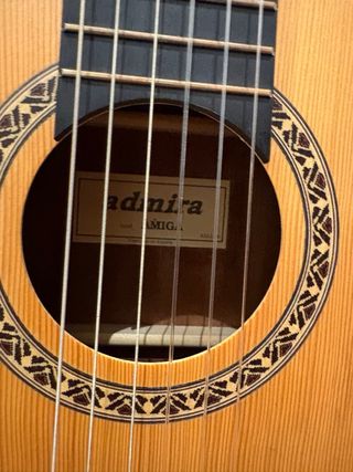 Guitarra española con funda y reposapiés poco uso