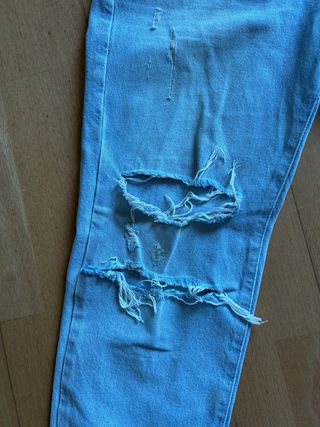 Vaqueros Zara desgastados azul cielo