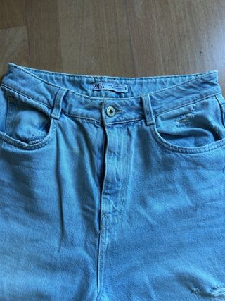 Vaqueros Zara desgastados azul cielo