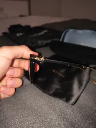 Occhiali Gucci neri e blu