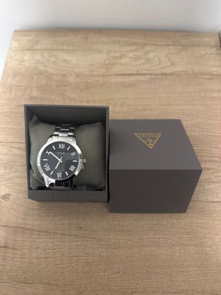 Reloj Guess plateado con fondo negro