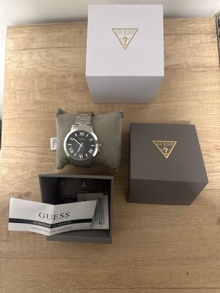 Reloj Guess plateado con fondo negro