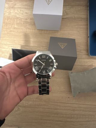 Reloj Guess plateado con fondo negro