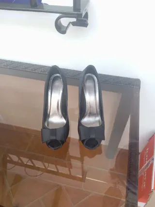 Zapatos de tacón negros con lazo