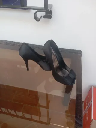 Zapatos de tacón negros con lazo