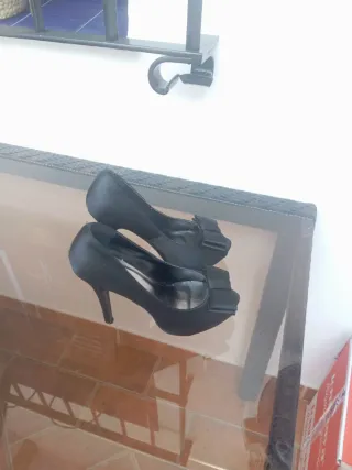 Zapatos de tacón negros con lazo