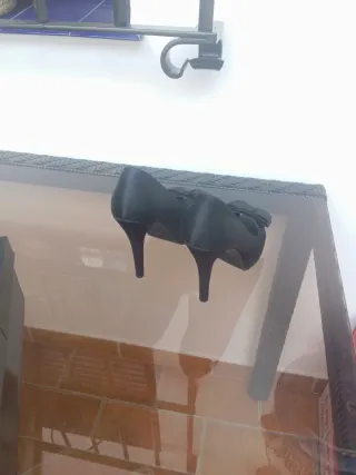 Zapatos de tacón negros con lazo