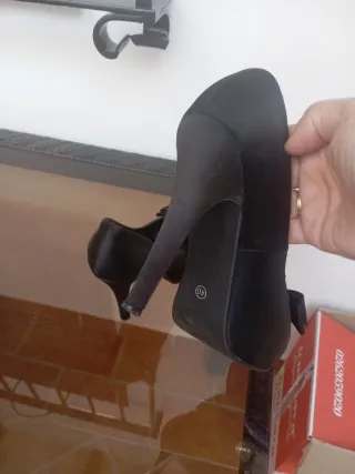 Zapatos de tacón negros con lazo