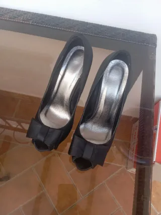 Zapatos de tacón negros con lazo