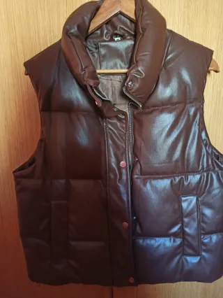 Chaleco acolchado efecto piel marrón