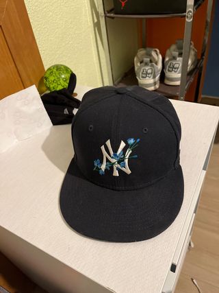 Gorra NY New Era Negra con Flores Azules