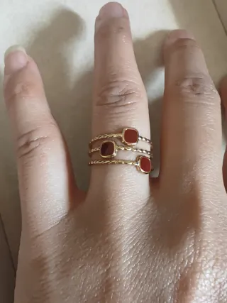 Anillos dorados con piedras rojas