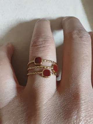 Anillos dorados con piedras rojas