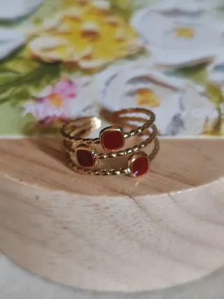 Anillos dorados con piedras rojas