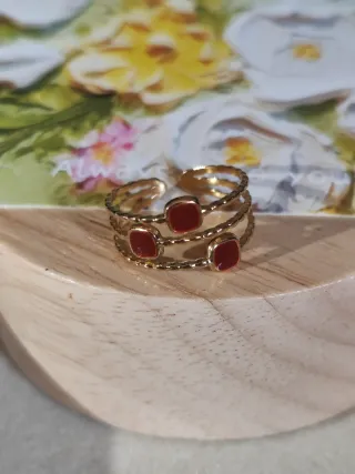Anillos dorados con piedras rojas