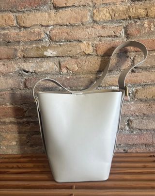 Bolso de hombro de color blanco roto