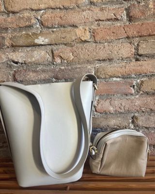 Bolso de hombro de color blanco roto