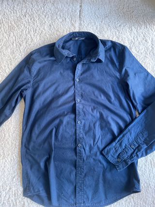Camisa Bershka Talla M Azul marino. Es azul oscuro