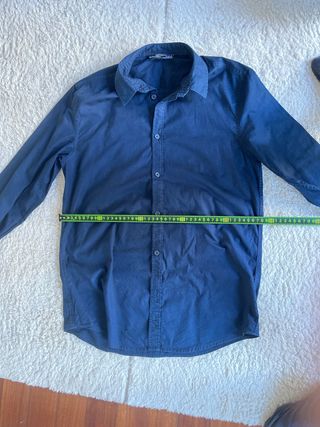 Camisa Bershka Talla M Azul marino. Es azul oscuro