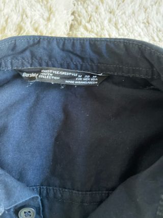 Camisa Bershka Talla M Azul marino. Es azul oscuro