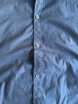 Camisa Bershka Talla M Azul marino. Es azul oscuro