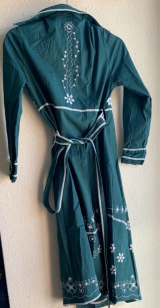 Vestido cruzado verde bordado, muy elegante