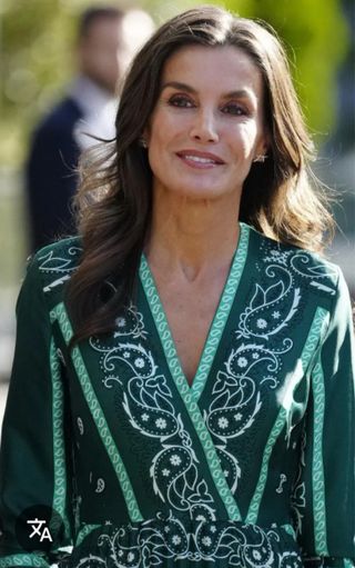 Vestido cruzado verde bordado, muy elegante